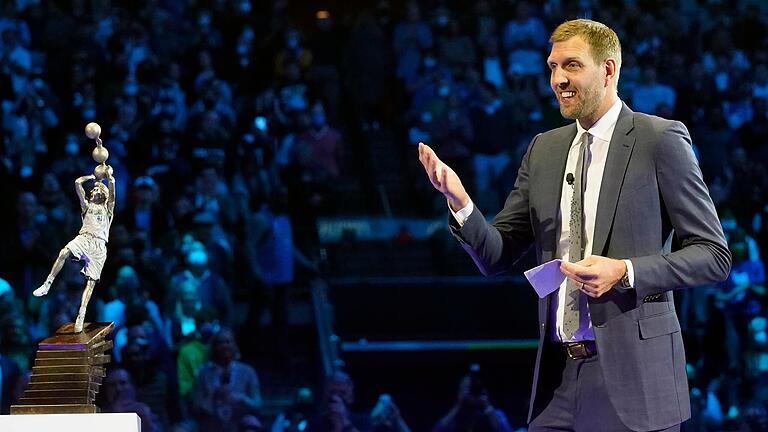 Dirk Nowitzki bei der Aufnahme in die Basketball-Ruhmeshalle.