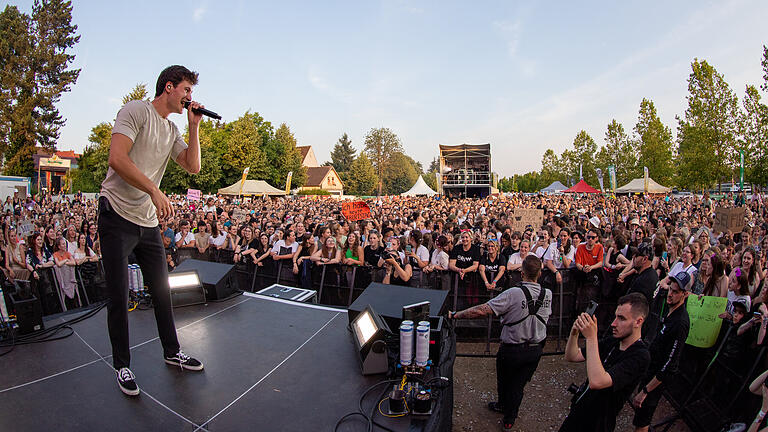 Wincent Weiss brachte den Kitzinger Stadtbalkon am Samstag zum Beben. Einige Tausend Fans verfolgten das Spektakel – zu Land und vom Wasser aus.