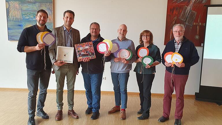 Abschied vom ehemaligen Schulverbandsvorsitzenden Björn Jungbauer (von links): Christian Scheuermann (Elternbeiratsvorsitzender), Björn Jungbauer (MdL),  Harald Engbrecht (Bürgermeister Kleinrinderfeld), Gunther Ehrhardt (Bürgermeister Geroldshausen), Anke Ludwig (Schulleiterin) und Anton Holzapfel (Altbürgermeister Kirchheim).