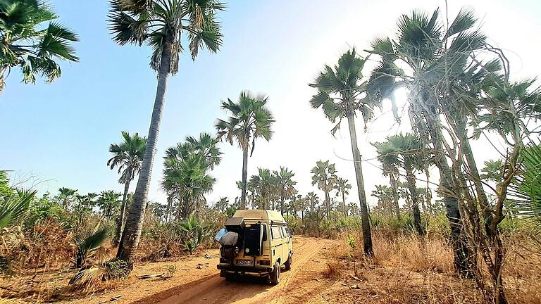 Mit ihrem VW-Bus durchqueren die Sommerhäuser Jasmin und Michael Furkel seit Monaten den Nord-Westen Afrikas.