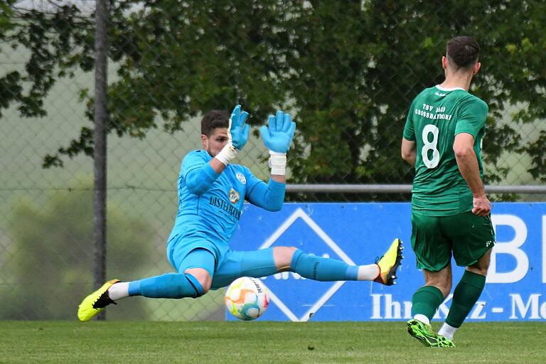 Alban Peci (rechts) vom TSV Großbardorf scheitert an Torwart André Koob (Würzburger FV).