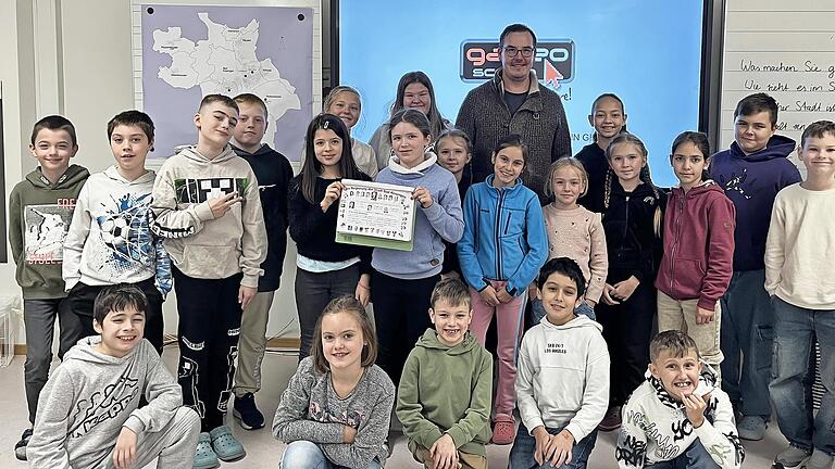 Stadtrat Florian Keßler sowie Kinder aus der 4b       -  Stadtrat Florian Keßler sowie Kinder aus der 4b