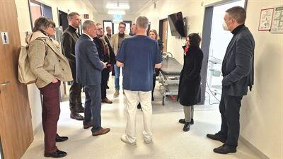 Die Mandatsträger der bayerischen Nachbarschaft besichtigten die Zentrale Notaufnahme im Bürgerspital. Von den im ersten Monat 177 behandelten Notfällen kam etwa ein Drittel aus Bayern.