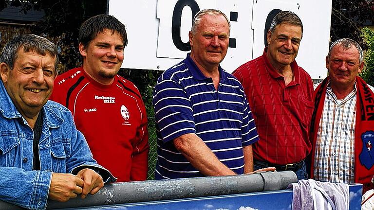 Berühmter Kollege: Aron Schmidhuber (Zweiter von rechts) im Kreis der Schiedsrichter (von links) Egon Müller (Höchheim), Lukas Lürzel (Sulzfeld), Heinz Trenk (Oberstreu) und Norbert Zinßler (Bad Königshofen). Berühmter Kollege: Aron Schmidhuber (Zweiter von rechts) im Kreis der Schiedsrichter (von links) Egon Müller (Höchheim), Lukas Lürzel (Sulzfeld), Heinz Trenk (Oberstreu) und Norbert Zinßler (Bad Königshofen).