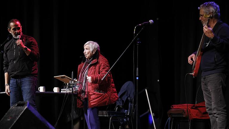 Die Auschwitz-Überlebende Esther Bejarano mit ihrem Sohn Joram (rechts) und Kutlu Yurtseven (links) von der Kölner Rap-Band Microphone Mafia bei ihrem Auftritt in der Würzburger Posthalle.