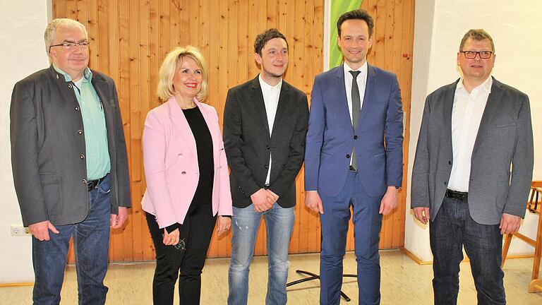 Angetan von der Arbeit des Maschinenrings Gerolzhofen um Vorstand Felix Schorr (Mitte) und Michael Mikus (rechts) zeigten sich bei der Versammlung die Vertreter der Kommunalpolitik, Kolitzheims dritter Bürgermeister Gerd Endres (links), Landrätin Tamara Bischof und Landrat Florian Töpper.