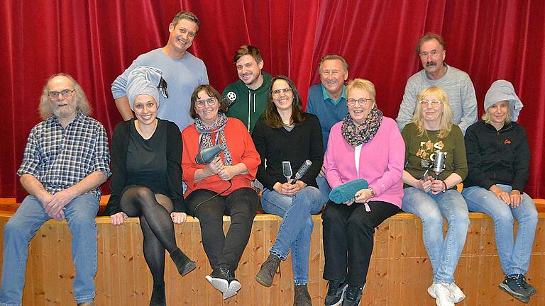 Einiges zum Lachen versprechen die Akteure der Kolping-Theatergruppe Wiesentheid bei ihrem Stück 'Haarige Zeiten'. Im Januar stehen Wolfgang Brünner, Carina Hollinsky, Matthias Stöhr, Annelie Barthel, Richard Bloch, Valeska Barthel, Georg Stöhr, Dagmar Spath, Gerhard Brand und Gitte Kaiser (von links) auf der Bühne. Einiges zum Lachen versprechen die Akteure der Kolping-Theatergruppe Wiesentheid bei ihrem Stück 'Haarige Zeiten'. Im Januar stehen Wolfgang Brünner, Carina Hollinsky, Matthias Stöhr, Annelie Barthel, Richard Bloch, Valeska Barthel, Georg Stöhr, Dagmar Spath, Gerhard Brand und Gitte Kaiser (von links) auf der Bühne.