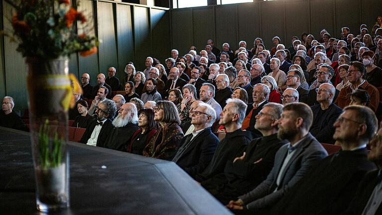 Beim Symposium zum 80. Geburtstag von Pater Anselm Grün kamen knapp 300 geladene Gäste in die Aula des Egbert-Gymnasiums. Beim Symposium zum 80. Geburtstag von Pater Anselm Grün kamen knapp 300 geladene Gäste in die Aula des Egbert-Gymnasiums.