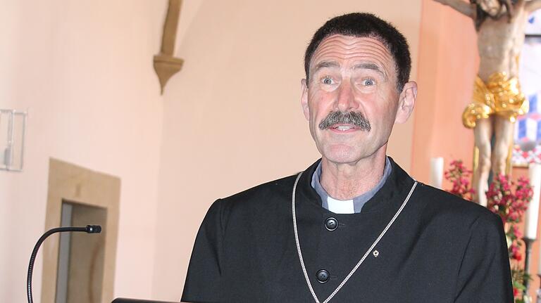 Dekan Jürgen Blechschmidt informierte unter anderem über den Haushaltsplan und den Landesstellenplan. Dekan Jürgen Blechschmidt informierte unter anderem über den Haushaltsplan und den Landesstellenplan.
