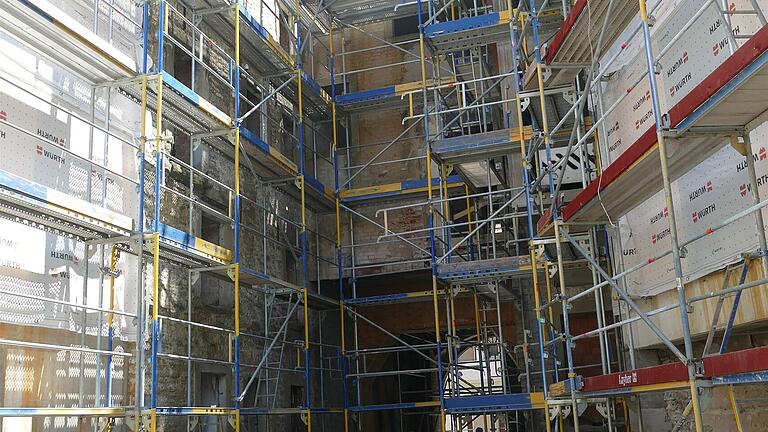 Der lichtdurchflutete Innenhof der ehemaligen Gassner-Brauerei ist noch vollständig eingerüstet.