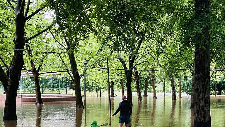 Über den Volkacher Weinfestplatz paddeln konnte am Sonntag der Sohn von Vera Fischer, die dieses besondere Hochwasserfoto gemacht hat. Sie schreibt dazu: &quot;Da der Main zum Paddeln durch das Hochwasser aktuell zu gefährlich ist und der übliche Spazierweg überflutet ist, wurde der Spaziergang heute mit dem Kajak gemacht. Zur Sicherheit wurde das Boot meines Sohnes mit einem Seil gesichert und von meinem Mann gezogen. Normalerweise wird auf der Festwiese in Volkach ein tolles Weinfest gefeiert.&quot;