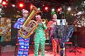 Oti Schmelzer (rechts) mit seinen Weindunstmusikanten Matthias Schmelzer (links) und Rainer Nöller&nbsp; zelebrierte 'Weihnachten im August' im Oberschwappacher Schlosspark.