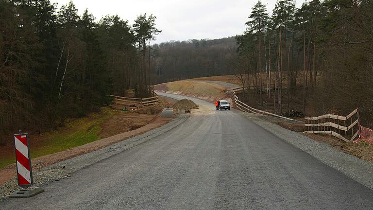 Hier gab es früher viele Spiegelklatscher im Gegenverkehr: Die ehemals enge Kurve auf der Staatsstraße 2292 nach dem Hainhof wurde deutlich verbreitert. Hier gab es früher viele Spiegelklatscher im Gegenverkehr: Die ehemals enge Kurve auf der Staatsstraße 2292 nach dem Hainhof wurde deutlich verbreitert.