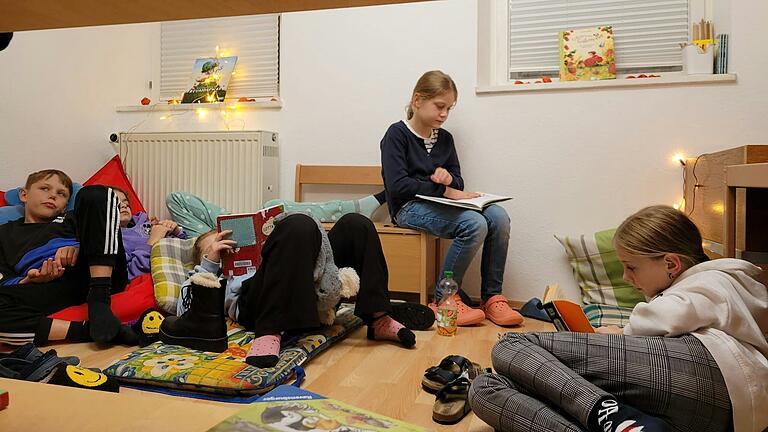 Nächtliches Schmökern in der Bücherei.
