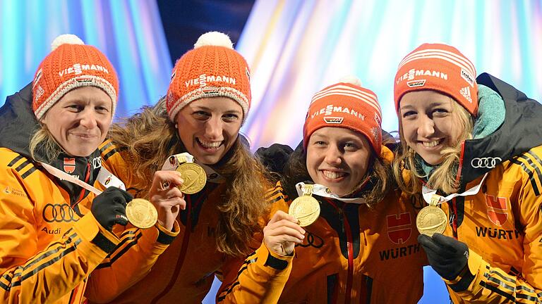 Biathlon World Championships - Franziska Hildebrand, Vanessa Hinz, Laura Dahlmeier und Franziska Preuß mit ihren Goldmedaillen 2015. Biathlon World Championships - Franziska Hildebrand, Vanessa Hinz, Laura Dahlmeier und Franziska Preuß mit ihren Goldmedaillen 2015.