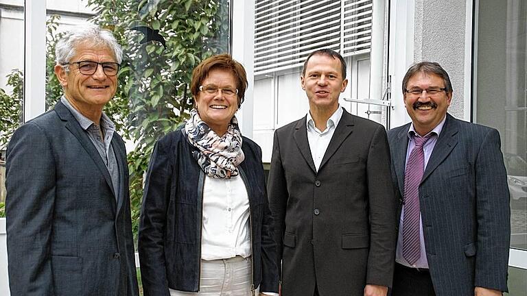 Herzliche Begrüßung: Ärztesprecher Wolfgang Kellermann, Bürgermeisterin Edeltraud Baumgartl, Chirurg Bernd Baumann und Krankenhaus-Vorstand Heinrich Keller. Herzliche Begrüßung: Ärztesprecher Wolfgang Kellermann, Bürgermeisterin Edeltraud Baumgartl, Chirurg Bernd Baumann und Krankenhaus-Vorstand Heinrich Keller.