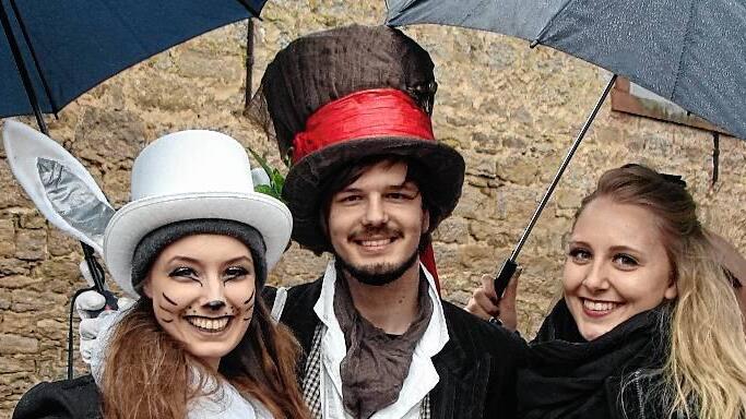 Mit Alice im verregneten Urspringer Wunderland. Mit Alice im verregneten Urspringer Wunderland.
