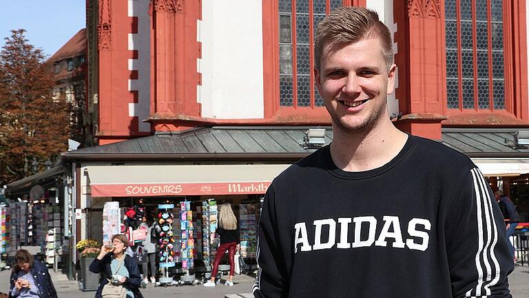 Nicht ganz so riesig wie Dirk Nowitzki, aber auch zwei Meter groß: Michael Schulz, Kreisläufer beim Handball-Zweitligisten DJK Rimpar Wölfe. Nicht ganz so riesig wie Dirk Nowitzki, aber auch zwei Meter groß: Michael Schulz, Kreisläufer beim Handball-Zweitligisten DJK Rimpar Wölfe.