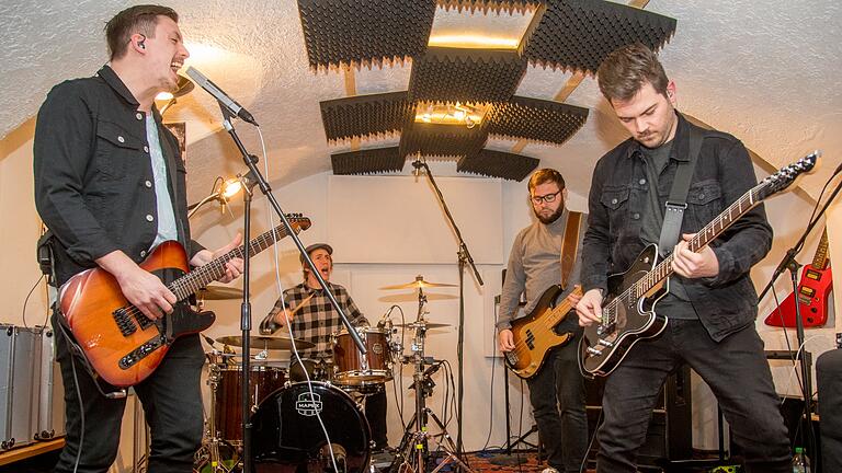 Ihr Proberaum ist ihr zweites Zuhause. Von links: Tim Herberlein, Joachim 'Jo' Lindner, Moritz Hillenbrand und Lukas Esslinger proben jede freie Minute für die Tour im Frühjahr. Ihr Proberaum ist ihr zweites Zuhause. Von links: Tim Herberlein, Joachim 'Jo' Lindner, Moritz Hillenbrand und Lukas Esslinger proben jede freie Minute für die Tour im Frühjahr.