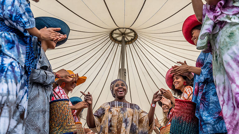 Africa Festival       -  Zahlreiche Menschen besuchen am Donnerstag (26.05.21) das 33. Africa Festival auf den Mainwiesen in Würzburg. Das Africa Festival gilt als größtes Festival für afrikanische Musik und Kultur in Europa. Fashion Show mit Madame Rama.