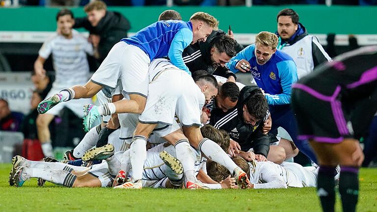 Sensationssieger des 1. FC Saarbrücken feiern       -  Einmal im Leben die Bayern schlagen: Für die Spieler aus Saarbrücken wurde der Traum Wirklichkeit.