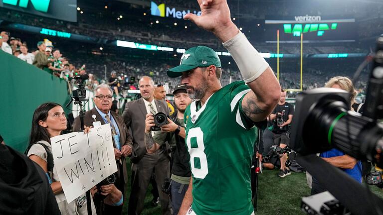 New York Jets - New England Patriots       -  Star-Quarterback Aaron Rodgers feiert seinen ersten Heimsieg mit den Jets.