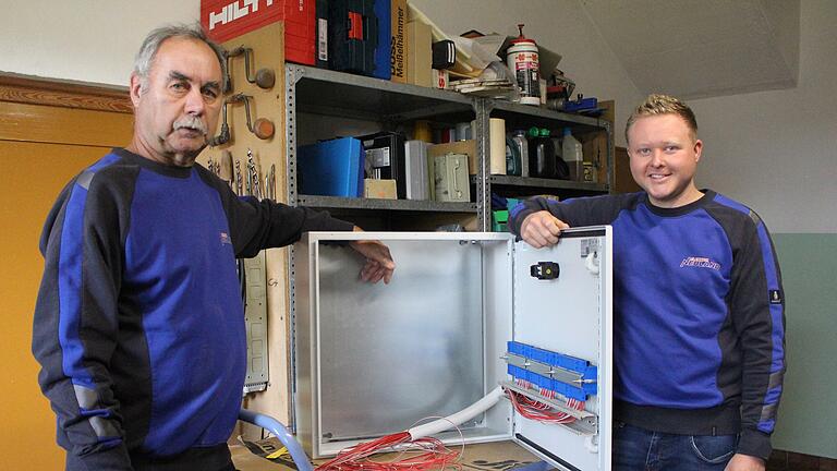 In der Werkstadt von Elektro Neuland in Schönderling wird ein Verteilerkasten zur Wärmerückgewinnung zusammengebaut. Geschäftsführer Erwin Neuland (links) mit Nachfolger Simon Wießner. - In der Werkstadt von Elektro Neuland in Schönderling wird ein Verteilerkasten zur Wärmerückgewinnung zusammengebaut. Geschäftsführer Erwin Neuland (links) mit Nachfolger Simon Wießner. In der Werkstadt von Elektro Neuland in Schönderling wird ein Verteilerkasten zur Wärmerückgewinnung zusammengebaut. Geschäftsführer Erwin Neuland (links) mit Nachfolger Simon Wießner. - In der Werkstadt von Elektro Neuland in Schönderling wird ein Verteilerkasten zur Wärmerückgewinnung zusammengebaut. Geschäftsführer Erwin Neuland (links) mit Nachfolger Simon Wießner.