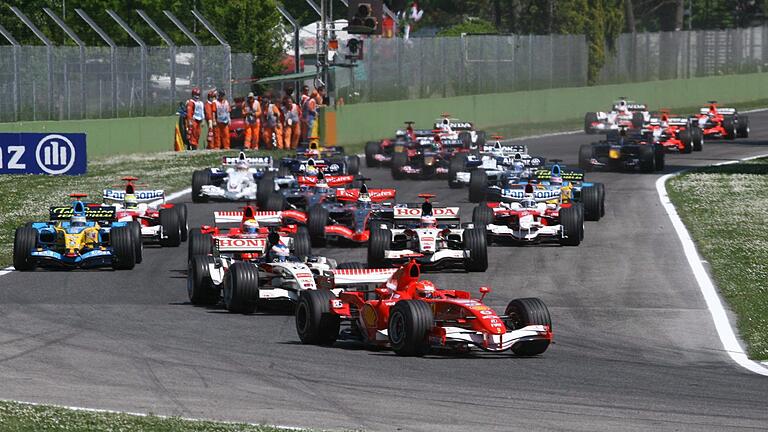 Michael Schumacher 2006 an der Spitze des Feldes in San Marino       -  Michael Schumachers letzter Ferrari aus der WM-Saison 2006 wird versteigert.