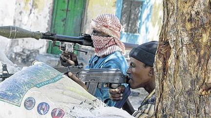 Erschüttert von Anarchie: Hezb-al-Islam Rebellen gehen in Somalia in Stellung. Erschüttert von Anarchie: Hezb-al-Islam Rebellen gehen in Somalia in Stellung.