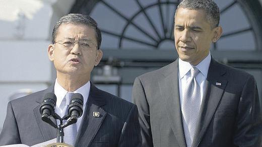 Der US-amerikanische Minister für Veteranenangelegenheiten, Eric K. Shinseki, mit Präsident Barack Obama (rechts).