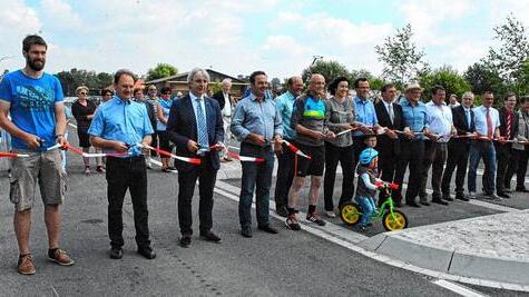 Mit der Trennung des Bandes wurde der Radweg offiziell übergeben (von links) VG-Geschäftsführer Andreas Dellert, Peter Ruck, Bauoberrat Manfred Rott, Bürgermeister Dieter Möhring, Landrat Wilhelm Schneider, Staatssekretärin Dorothee Bär, Altbürgermeister Werner Döhler, Bürgermeister Hubert Endres, Bürgermeister Wolfgang Borst, Bürgermeister Hermann Niediek, Bürgermeister Günter Pfeiffer, Bürgermeister Bernd Fischer und Bürgermeister Wolfram Thein.