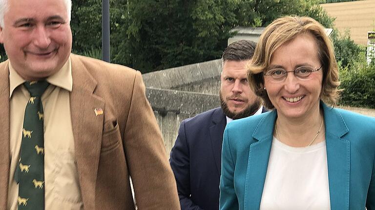 AfD-Bezirksvorsitzender Christian Klingen empfängt Beatrix von Storch bei der Ankunft in Poppenhausen.