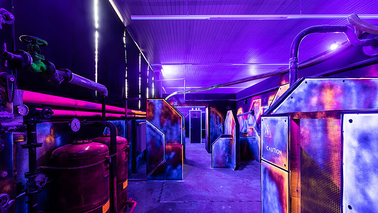 In Zell gibt es jetzt eine Freizeitanlage für Lasertag, sowie zwei Escaperooms. Besuch vor Ort am 30.11.2021. Hier beim Lasertag, wo die Räume in verschiedenen Szenerien gestaltet sind.