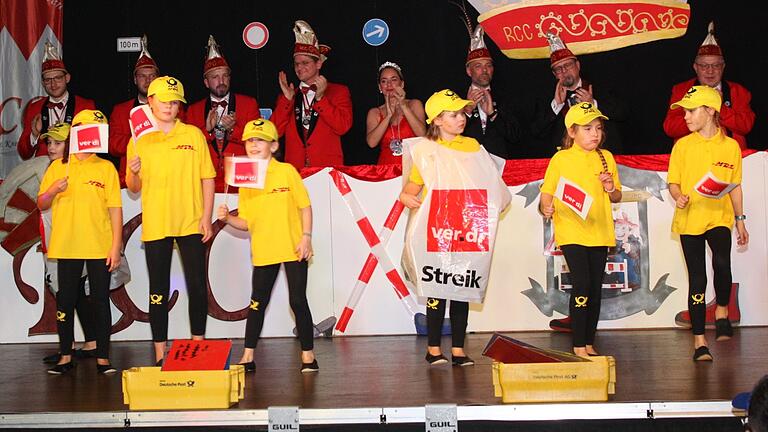 Mit der Post unterwegs oder im Streikfall auch mal nicht war die Purzelgarde bei ihrem Showtanz. Mit der Post unterwegs oder im Streikfall auch mal nicht war die Purzelgarde bei ihrem Showtanz.