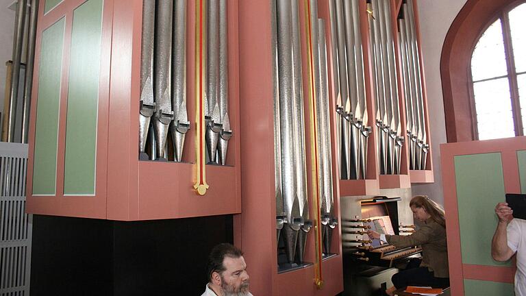Dekanats-Kantorin Anke Willwohl wurde die Ehre zu teil, die neue Orgel in der Himmelstadter Kirche St. Jakobus anzuspielen. Dekanats-Kantorin Anke Willwohl wurde die Ehre zu teil, die neue Orgel in der Himmelstadter Kirche St. Jakobus anzuspielen.