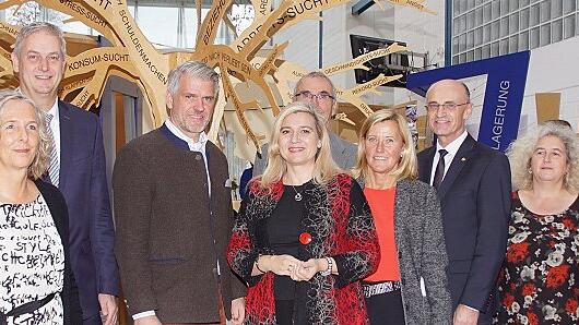 Eine ganz besondere Ausstellung zur Drogenprävention ist das Projekt „Einfach Menschlich“, das gestern an der Heinrich-Thein-Berufsschule in Haßfurt durch Gesundheitsministerin Melanie Huml (5. von links) eröffnet wurde. Im Bild von links Haßfurts Bürgermeister Günther Werner, Projekt-Betreuerin Freia von Hennigs, Frank Dünisch von der AOK, MdL Steffen Vogel, die Ministerin, Schulleiterin Heidrun Görtler, Landrat Wilhelm Schneider, Schulsozialarbeiterin Martina Meisch, der Drogenbeauftragte der Berufsschule Sebastian Müller und der BRK-Kreisgeschäftsführer Dieter Greger. Eine ganz besondere Ausstellung zur Drogenprävention ist das Projekt „Einfach Menschlich“, das gestern an der Heinrich-Thein-Berufsschule in Haßfurt durch Gesundheitsministerin Melanie Huml (5. von links) eröffnet wurde. Im Bild von links Haßfurts Bürgermeister Günther Werner, Projekt-Betreuerin Freia von Hennigs, Frank Dünisch von der AOK, MdL Steffen Vogel, die Ministerin, Schulleiterin Heidrun Görtler, Landrat Wilhelm Schneider, Schulsozialarbeiterin Martina Meisch, der Drogenbeauftragte der Berufsschule Sebastian Müller und der BRK-Kreisgeschäftsführer Dieter Greger.