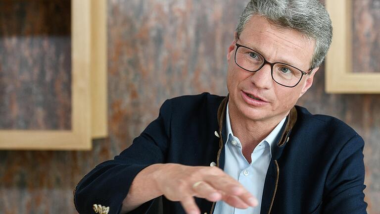 Freut sich 'damit ein Stück bayerisches Lebensgefühl wieder ermöglichen können': Kulturminister Bernd Sibler. Ab 8. Mai dürfen Laienmusiker wieder gemeinsam proben. Freut sich 'damit ein Stück bayerisches Lebensgefühl wieder ermöglichen können': Kulturminister Bernd Sibler. Ab 8. Mai dürfen Laienmusiker wieder gemeinsam proben.
