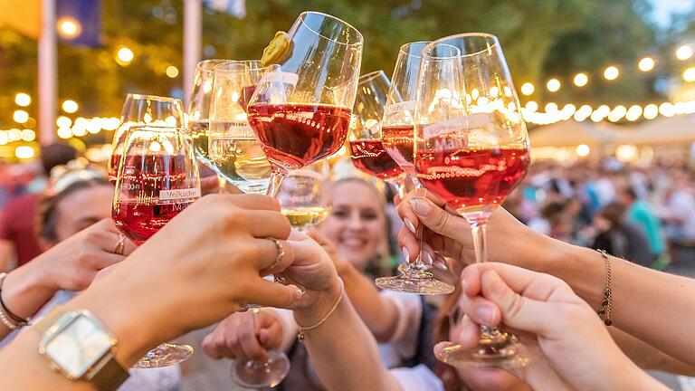 Zahlreiche Gäste besuchten im Jahr 2022 das Volkacher Weinfest – das größte seiner Art in Franken. Zahlreiche Gäste besuchten im Jahr 2022 das Volkacher Weinfest – das größte seiner Art in Franken.