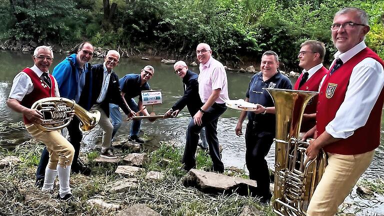 Wolfgang Limpert (von links), Holger Schmitt, Bruno Altrichter, Norbert Borst, Gotthard Schlereth, Andreas Sandwall, Horst Krapf sowie Richard Wehner und Peter Benkert lassen das Floß des Saale-Musicums symbolisch zu Wasser.       -  Wolfgang Limpert (von links), Holger Schmitt, Bruno Altrichter, Norbert Borst, Gotthard Schlereth, Andreas Sandwall, Horst Krapf sowie Richard Wehner und Peter Benkert lassen das Floß des Saale-Musicums symbolisch zu Wasser.