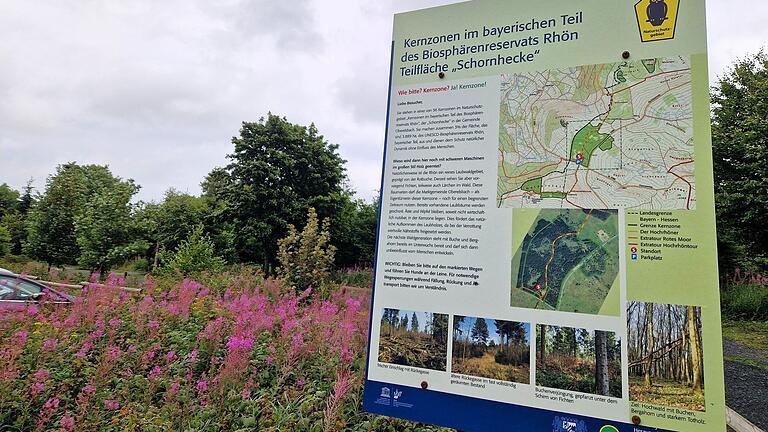 Beschilderung Kernzone am Wanderparkplatz Schornhecke.