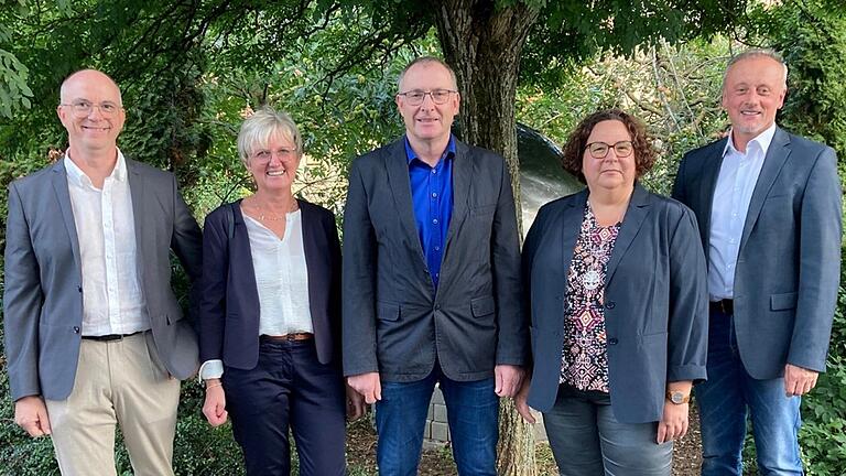 Auf dem Foto (von links): Matthias Seidel, Petra Kiesewetter, Roland Schießer, Marion Weiglein, Marek Zelezny. Auf dem Foto (von links): Matthias Seidel, Petra Kiesewetter, Roland Schießer, Marion Weiglein, Marek Zelezny.