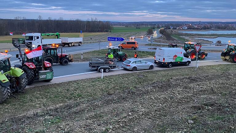 Nichts geht mehr. Landwirte blockieren die Autobahnauffahrten bei Kitzingen/Schwarzach. Nichts geht mehr. Landwirte blockieren die Autobahnauffahrten bei Kitzingen/Schwarzach.