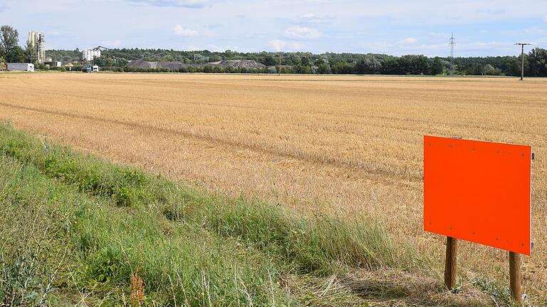 Rote Schilder auf den Feldern markieren die geplante Abbauffläche in Sichtweite und im Anschluss an das bestehende Glöckle-Kieswerk. Rote Schilder auf den Feldern markieren die geplante Abbauffläche in Sichtweite und im Anschluss an das bestehende Glöckle-Kieswerk.