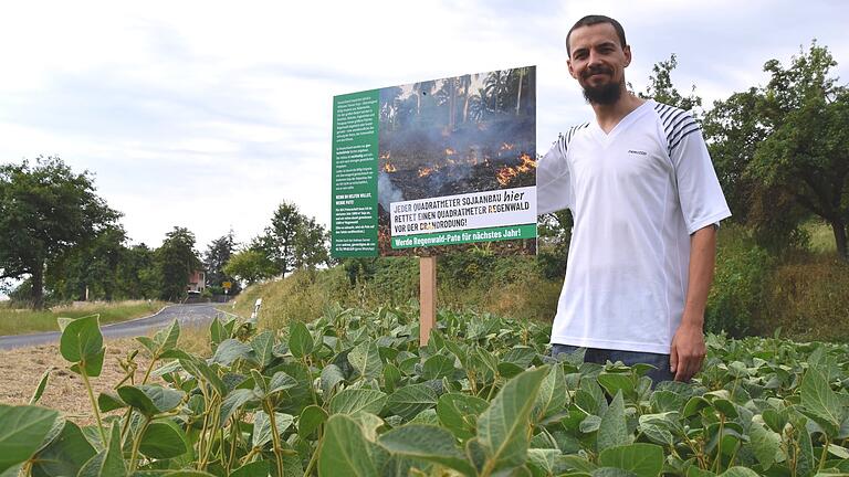 Mit diesem Schild in seinem Soja-Acker weist Landwirt Andreas Gerner bei Birnfeld auf sein Soja-Projekt zum Schutz des Regenwaldes hin.