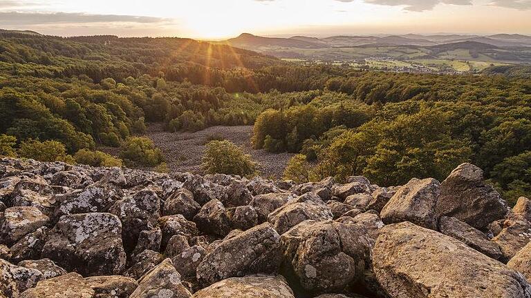 In seinem Rhön-Kalender 'Rhönheimat 2021' präsentiert Jürgen  Hüfner jahreszeitliche Impressionen aus dem 'Land der Offenen Fernen.'   Hier das Titelbild mit dem Schafstein-Blockmeer bei Sonnenuntergang.  Foto: Jürgen Hüfner       -  In seinem Rhön-Kalender 'Rhönheimat 2021' präsentiert Jürgen  Hüfner jahreszeitliche Impressionen aus dem 'Land der Offenen Fernen.'   Hier das Titelbild mit dem Schafstein-Blockmeer bei Sonnenuntergang.  Foto: Jürgen Hüfner