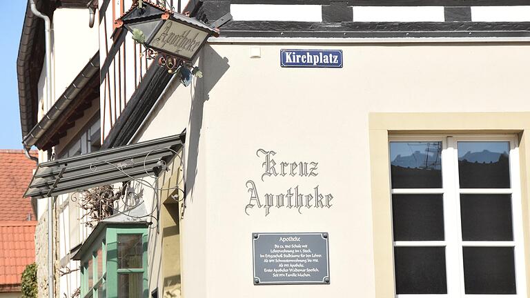 Kein ganzes Jahr befand sich die Kreuz-Apotheke von Unsleben in dem historischen Gebäude neben der Kirche. Jetzt ist die Einrichtung wieder geschlossen.