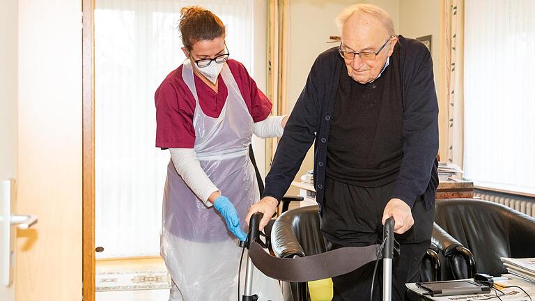 Pfarrer Bernhard Strohmenger freut sich immer, wenn die Sozialstation kommt. Gerne plaudert er dabei mit Bettina Kessler. Pfarrer Bernhard Strohmenger freut sich immer, wenn die Sozialstation kommt. Gerne plaudert er dabei mit Bettina Kessler. 