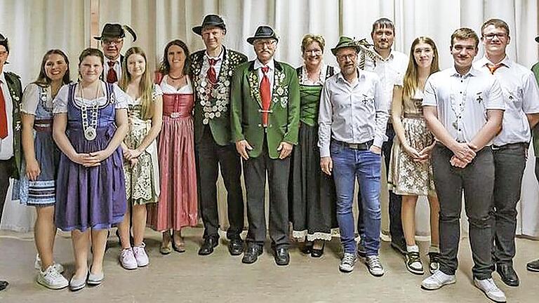 Das Königshaus der Poppenrother Schützen (von links): 1. Schützenmeister Michael Wimmel, Emma Karollus, Mona Reuß, Dieter Schmitt,  Anika Kröckel, Schützenliesel Melanie Binder, Schützenkönig Andreas Binder, Manfred Stenke, Silke Reuß, Timo Karoll...       -  Das Königshaus der Poppenrother Schützen (von links): 1. Schützenmeister Michael Wimmel, Emma Karollus, Mona Reuß, Dieter Schmitt,  Anika Kröckel, Schützenliesel Melanie Binder, Schützenkönig Andreas Binder, Manfred Stenke, Silke Reuß, Timo Karollus, Sebastian Lienhardt, Leni Binder, Philipp Metz, Simon Wimmel und Bogenreferent Steffen Schüller.