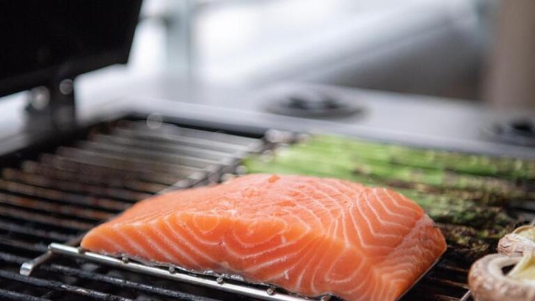 Ob mit oder ohne Haut, in der Pfanne oder auf dem Grill: Lachs ist einer der beliebtesten Speisefische in Deutschland.jpg       -  Unter Umständen kann es hilfreich sein, beim Grillen den Deckel zu schließen.