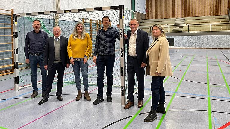 Üben offene Kritik an der erneuten Sperrung der Main-Spessart-Halle für den Sport (von links): Michael Dreßler, Hartmut Beck, Michaela Fleckenstein, Andreas Neiderer, Thomas Stamm und Tanja Schwab.